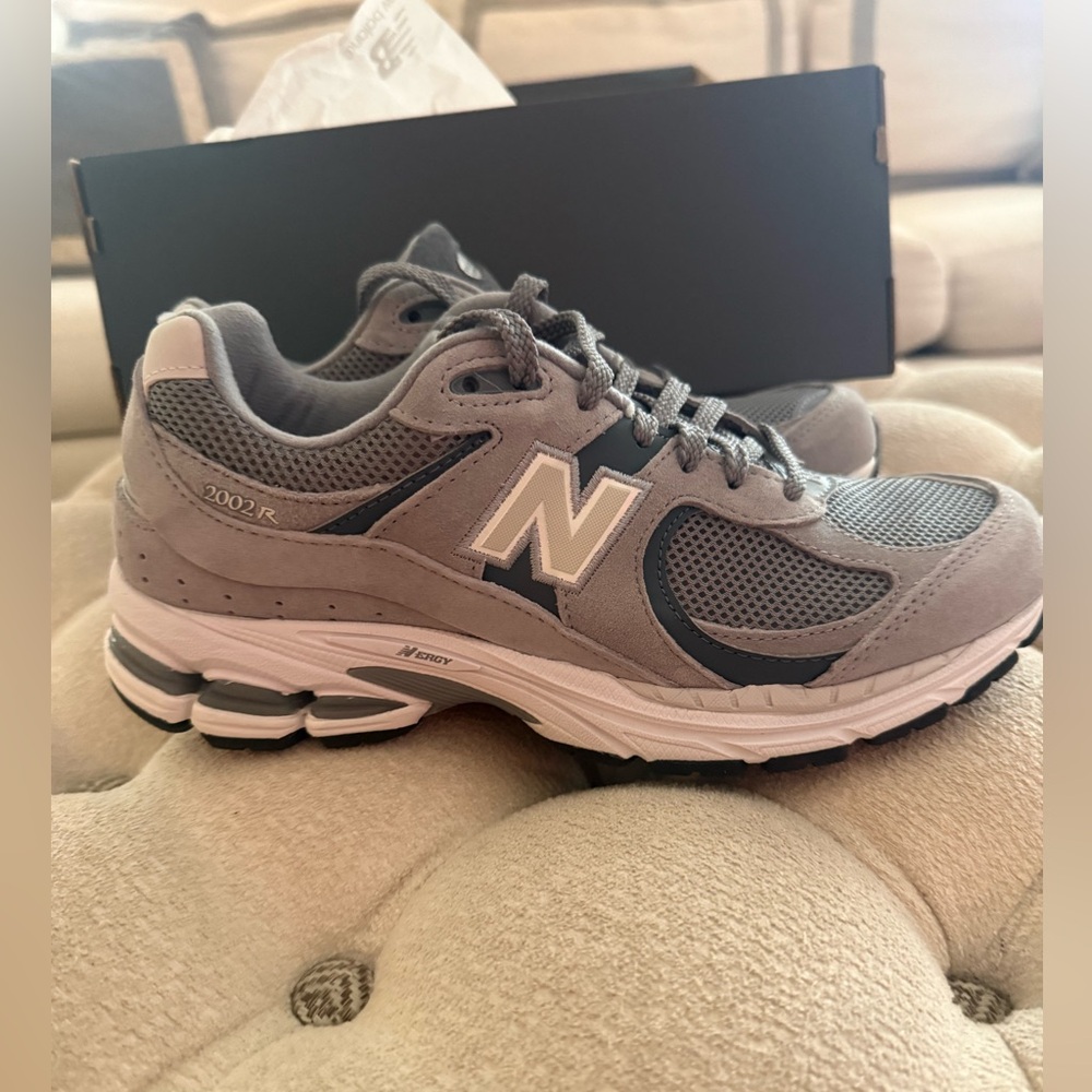 New in box New Balance 2002r. M 8/W 9.5